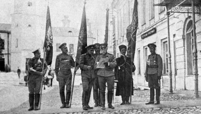 Солдаты держат знамена из крепости Эрзерум после ее взятия 3 (16) февраля 1916 года во время первой мировой войны Солдаты держат знамена из крепости Эрзерум после ее взятия 3 (16) февраля 1916 года во время первой мировой войны