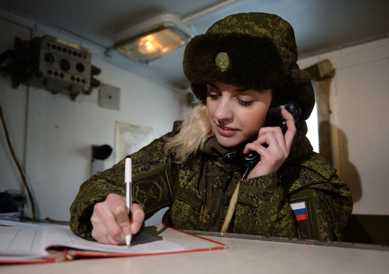 Радист-связист Новосибирского ракетного соединения на мобильном посту Радист-связист Новосибирского ракетного соединения на мобильном посту