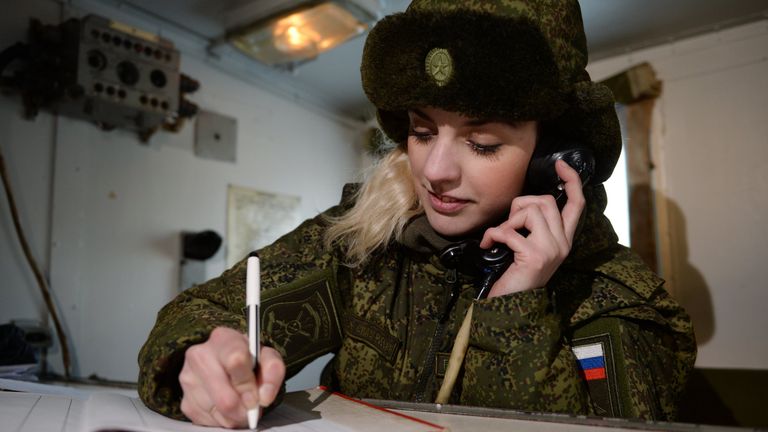 Радист-связист Новосибирского ракетного соединения на мобильном посту Радист-связист Новосибирского ракетного соединения на мобильном посту