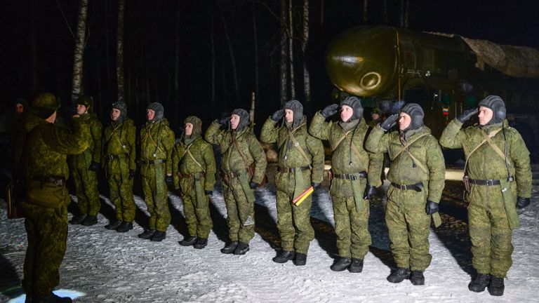 Военнослужащие Новосибирского ракетного соединения во время построения Военнослужащие Новосибирского ракетного соединения во время построения