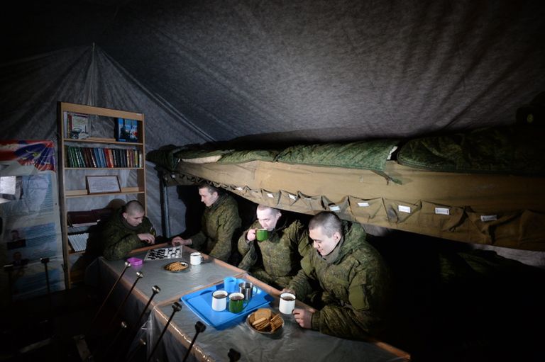 Военнослужащие в палатке отдыха личного состава на полевых позициях в Новосибирском ракетном соединении Военнослужащие в палатке отдыха личного состава на полевых позициях в Новосибирском ракетном соединении