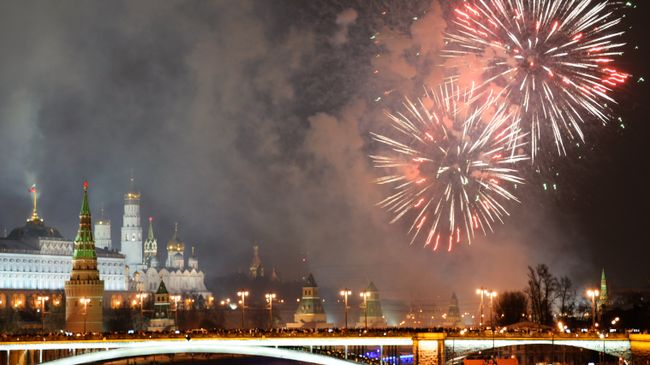 Праздничный фейерверк в Москве в новогоднюю ночь Праздничный фейерверк в Москве в новогоднюю ночь