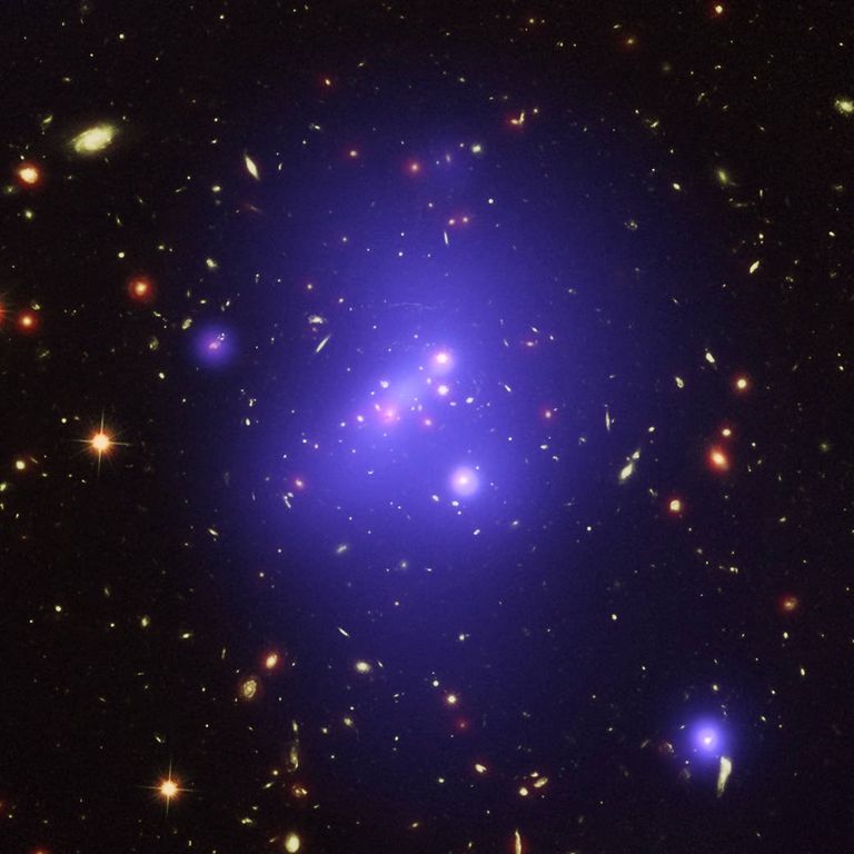 Основную массу скопления галактик IDCS 1426 составляет темная материя Основную массу скопления галактик IDCS 1426 составляет темная материя