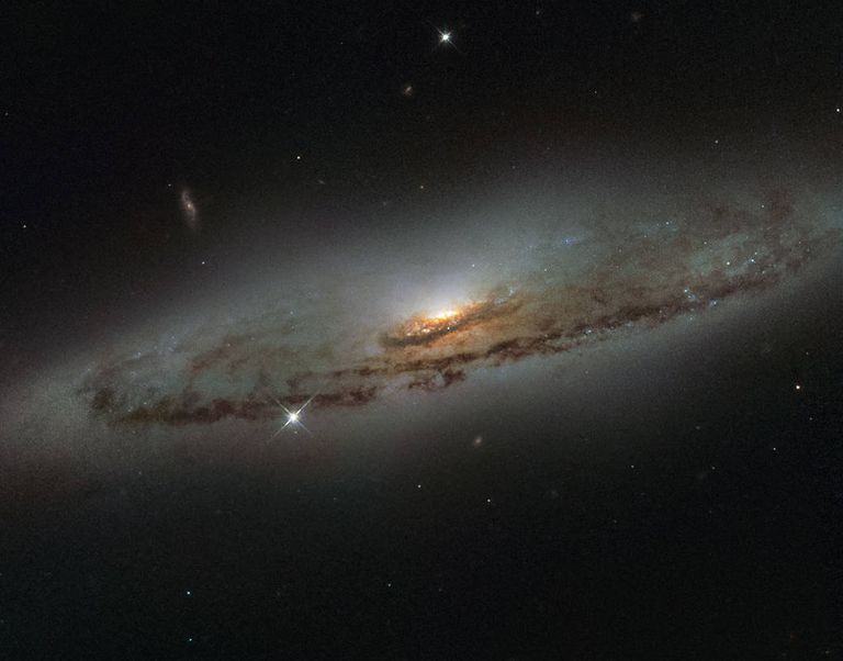 Спиральная галактика NGC 4845 снятая космическим телескопом Хаббл Спиральная галактика NGC 4845 снятая космическим телескопом Хаббл