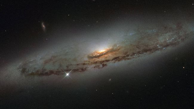 Спиральная галактика NGC 4845 снятая космическим телескопом Хаббл Спиральная галактика NGC 4845 снятая космическим телескопом Хаббл