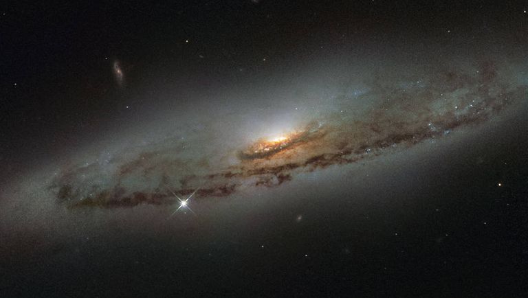 Спиральная галактика NGC 4845 снятая космическим телескопом Хаббл Спиральная галактика NGC 4845 снятая космическим телескопом Хаббл