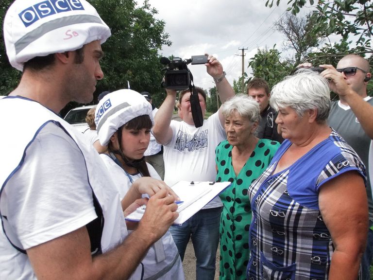 Последствия обстрела села Саханка в Донецкой области Последствия обстрела села Саханка в Донецкой области