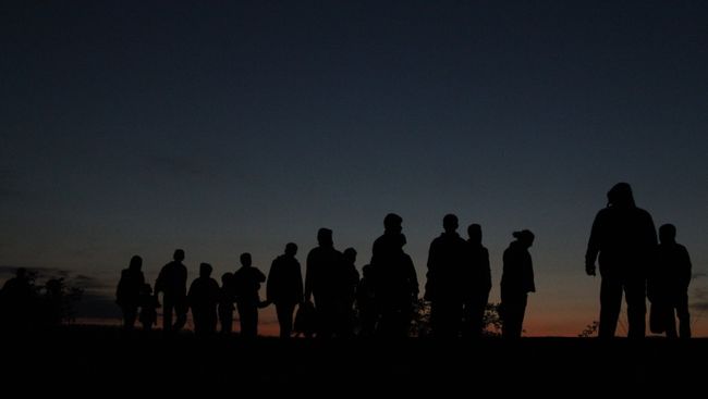 Беженцы переходят границу. Архивное фото