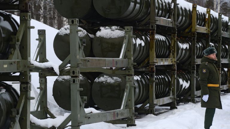 Военнослужащий у стеллажей с контейнерами зенитных ракет систем С-400 Триумф в Московской области