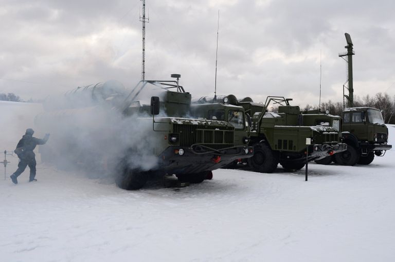 Военнослужащий 606-го краснознаменного гвардейского зенитного полка у пусковой установки зенитной ракетной систем С-400 Триумф, поступившей на вооружение объединения противовоздушной обороны ВКС в Московской области