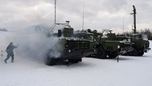 Зенитная ракетная система С-400 Триумф, поступившая на вооружение объединения противовоздушной обороны Воздушно-космических сил в Московской области. Архивное фото Зенитная ракетная система С-400 Триумф, поступившая на вооружение объединения противовоздушной обороны Воздушно-космических сил в Московской области. Архивное фото