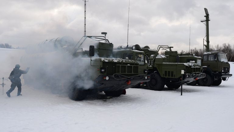 Военнослужащий 606-го краснознаменного гвардейского зенитного полка у пусковой установки зенитной ракетной систем С-400 Триумф, поступившей на вооружение объединения противовоздушной обороны ВКС в Московской области