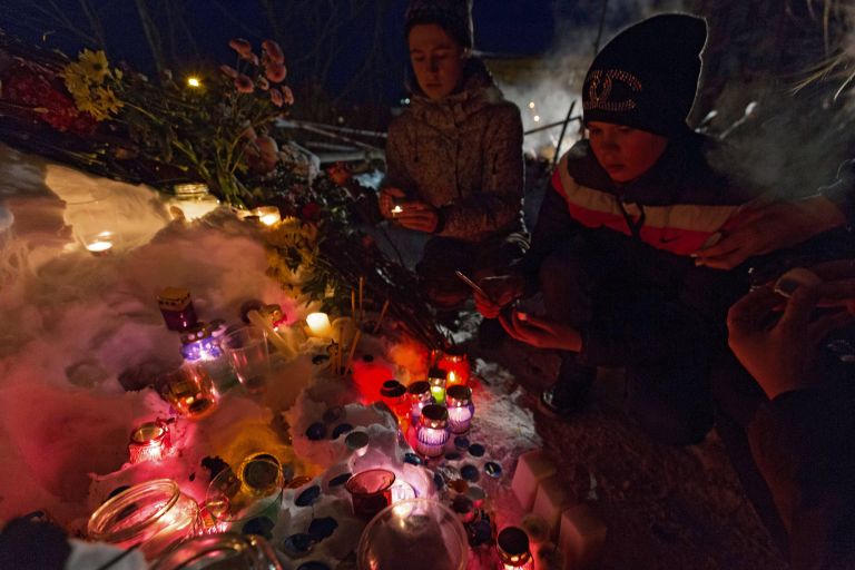 К месту гибели камчатских школьников несут цветы и игрушки
