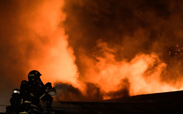Сотрудники пожарно-спасательных подразделений МЧС на месте пожара в швейном цеху по производству подушек по адресу улица Стромынка, дом 25 в Москве Сотрудники пожарно-спасательных подразделений МЧС на месте пожара в швейном цеху по производству подушек по адресу улица Стромынка, дом 25 в Москве