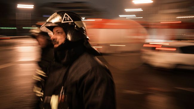 Сотрудники пожарно-спасательных подразделений МЧС на месте пожара в швейном цеху по производству подушек по адресу улица Стромынка, дом 25 в Москве