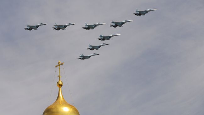 Многоцелевые истребители Су-30СМ и Су-35С во время военного парада