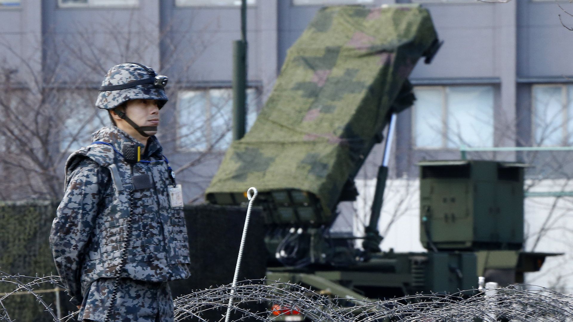 Японский военный возле зенитно-ракетного комплекса Patriot Японский военный возле зенитно-ракетного комплекса Patriot - РИА Новости, 1920, 22.08.2023