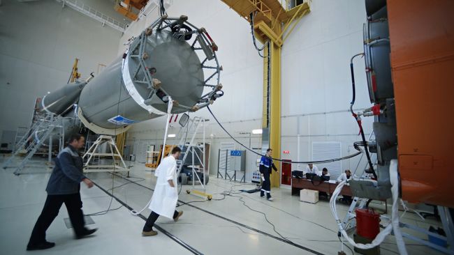 Специалисты в Техническом комплексе космодрома Восточный в Амурской области, где происходит сборка ракеты-носителя Союз-2 Специалисты в Техническом комплексе космодрома Восточный в Амурской области, где происходит сборка ракеты-носителя Союз-2