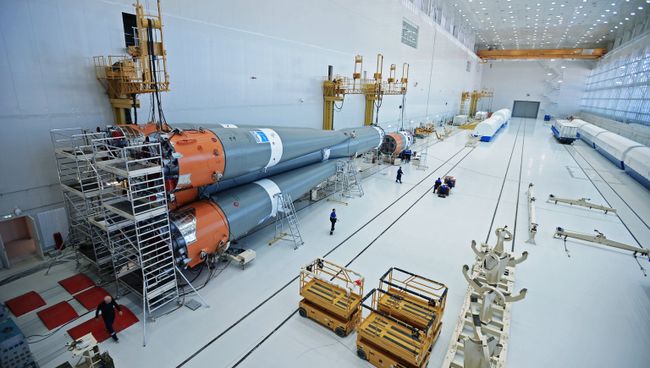 Сборка ракеты-носителя Союз-2 в Техническом комплексе космодрома Восточный в Амурской области