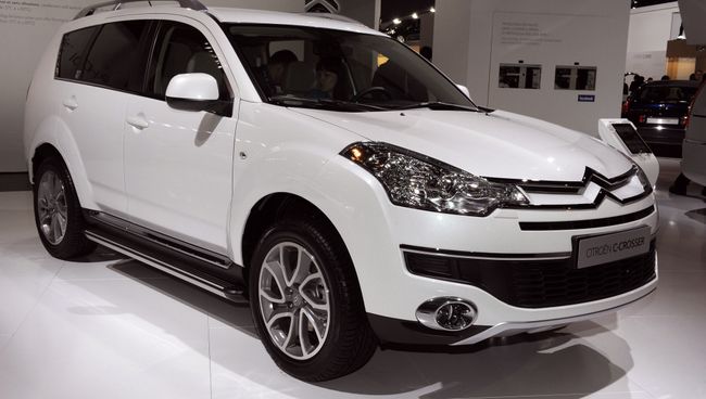 Автомобиль Citroen C-Crosser. Архивное фото