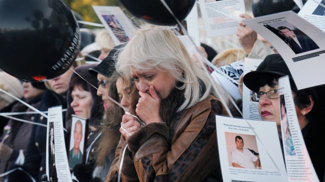 Жители Одессы во время траурных мероприятий у здания Дома профсоюзов. Архивное фото Жители Одессы во время траурных мероприятий у здания Дома профсоюзов. Архивное фото