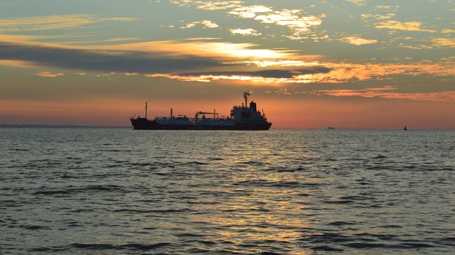 Нефтяной танкер. Нефтяной танкер.