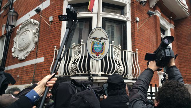 Журналисты в ожидании Джулиана Ассанжа возле посольства Эквадора в Лондоне, Великобритания. Архивное фото