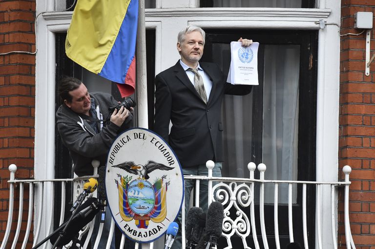 Основатель WikiLeaks Джулиан Ассанж выступает перед журналистами в Лондоне, Великобритания. 5 февраля 2016 Основатель WikiLeaks Джулиан Ассанж выступает перед журналистами в Лондоне, Великобритания. 5 февраля 2016