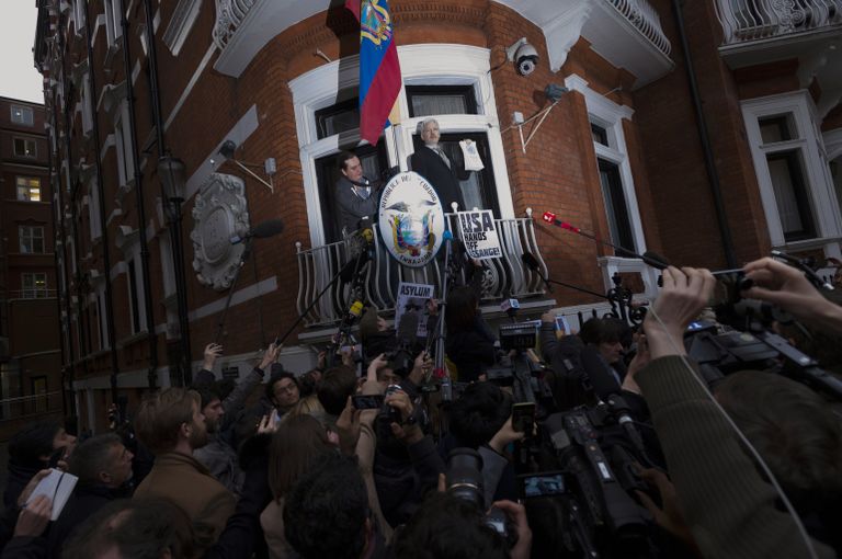 Сооснователь WikiLeaks Джулиан Ассанж выступает с речью с балкона посольства Эквадора в Лондоне перед журналистами и митингующими Сооснователь WikiLeaks Джулиан Ассанж выступает с речью с балкона посольства Эквадора в Лондоне перед журналистами и митингующими