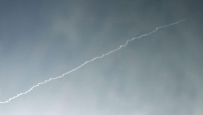Предположительно, след от северокорейской ракеты, снимок сделан в китайском приграничном городе Даньдун Предположительно, след от северокорейской ракеты, снимок сделан в китайском приграничном городе Даньдун