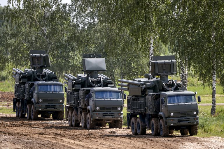 Самоходные ЗРПК наземного базирования Панцирь-С на шасси Камаз-6560 на международном военно-техническом форуме АРМИЯ-2015 в Кубинке Самоходные ЗРПК наземного базирования Панцирь-С на шасси Камаз-6560 на международном военно-техническом форуме АРМИЯ-2015 в Кубинке