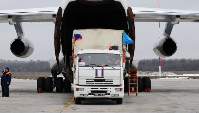 Авиация МЧС доставила из Подмосковья в аэропорт Ростова-на-Дону гуманитарную помощь, где идет формирование 14-й гуманитарной автомобильной колонны для жителей Донецкой и Луганской областей