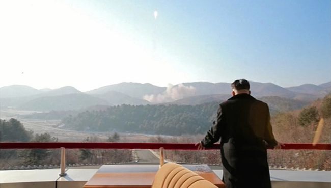 Лидер КНДР Ким Чен Ын наблюдает за запуском ракеты. Архивное фото Лидер КНДР Ким Чен Ын наблюдает за запуском ракеты. Архивное фото