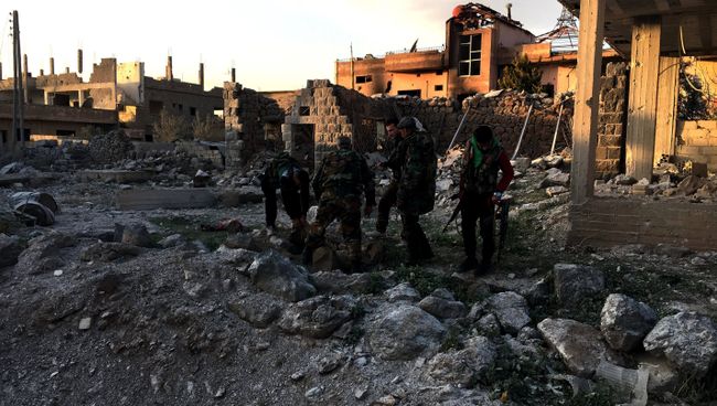 Военнослужащие Сирийской арабской армии на территории освобожденного населенного пункта Осман в провинции Дераа. Архивное фото Военнослужащие Сирийской арабской армии на территории освобожденного населенного пункта Осман в провинции Дераа. Архивное фото
