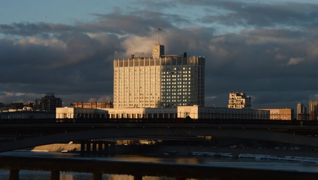Вид на Дом Правительства Российской Федерации с Бородинского моста в Москве Вид на Дом Правительства Российской Федерации с Бородинского моста в Москве
