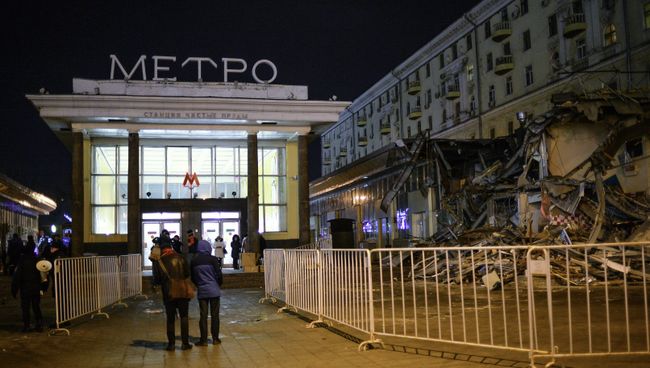 Сотрудники коммунальных служб производят снос незаконных самовольных построек. Архивное фото Сотрудники коммунальных служб производят снос незаконных самовольных построек. Архивное фото