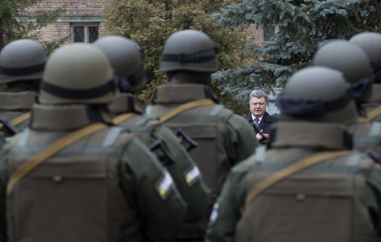 Президент Украины Петр Порошенко принимает участие в церемонии принесения присяги сотрудниками Управления специальных операций Национального антикоррупционного бюро Украины (НАБУ) Президент Украины Петр Порошенко принимает участие в церемонии принесения присяги сотрудниками Управления специальных операций Национального антикоррупционного бюро Украины (НАБУ)