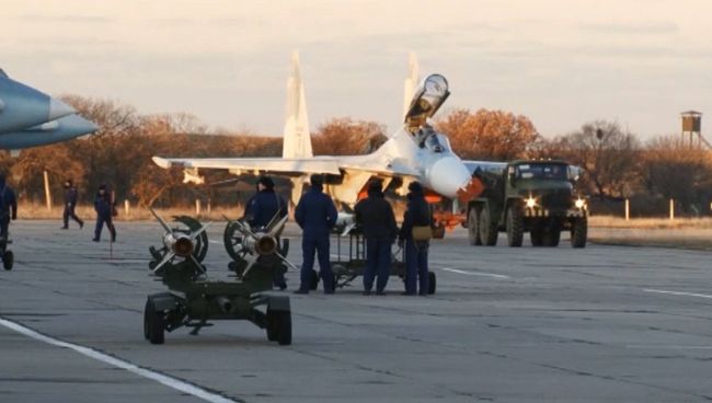 Подготовка истребителей Су-27 к выполнению учебно-боевых задач в Севастополе Подготовка истребителей Су-27 к выполнению учебно-боевых задач в Севастополе