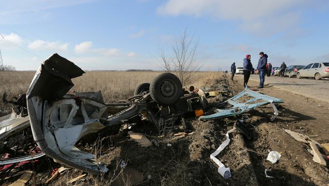 На месте подрыва автобуса на мине в Донбассе. Архивное фото