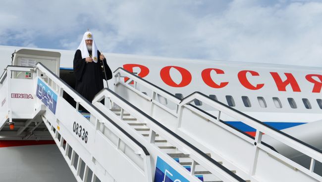 Патриарх Московский и всея Руси Кирилл выходит из самолета в аэропорту города Гаваны