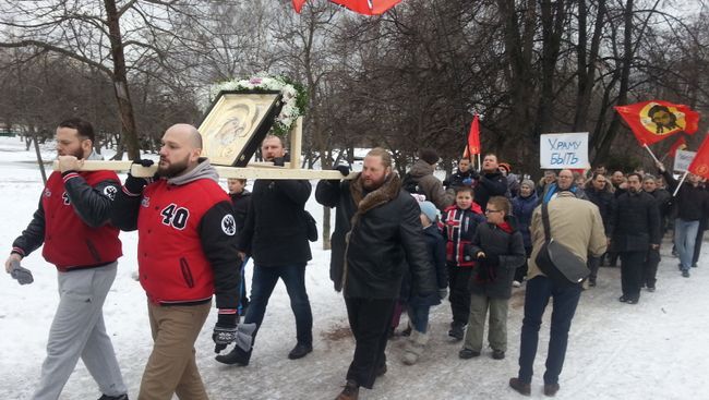 Участники пикета сторонников строительства православного храма в парке Торфянка в Москве Участники пикета сторонников строительства православного храма в парке Торфянка в Москве