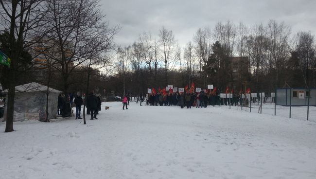 Пикет сторонников и палатка противников строительства храма на Торфянке Пикет сторонников и палатка противников строительства храма на Торфянке