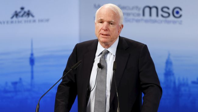 Сенатор США Джон Маккейн выступает на Мюнхенской конференции по безопасности