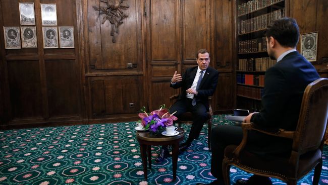Председатель правительства РФ Дмитрий Медведев во время интервью журналу Тайм на полях Мюнхенской конференции по вопросам политики безопасности Председатель правительства РФ Дмитрий Медведев во время интервью журналу Тайм на полях Мюнхенской конференции по вопросам политики безопасности