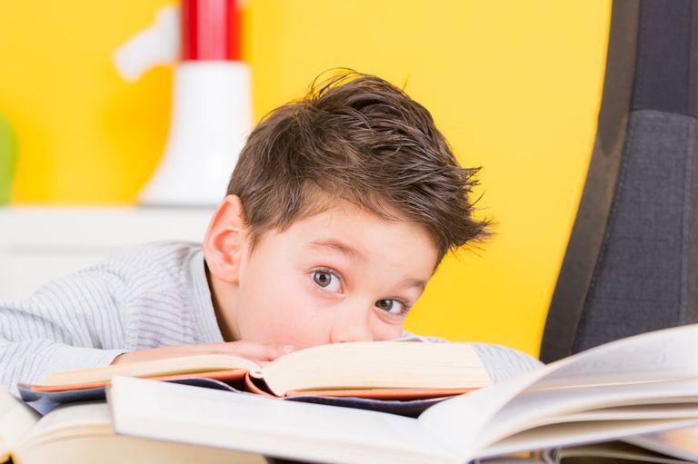 Ребенок с книгами Ребенок с книгами