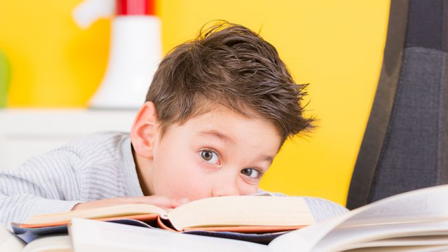 Ребенок с книгами Ребенок с книгами