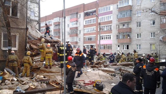 Сотрудники МЧС РФ во время разбора завалов у пострадавшего в результате взрыва бытового газа многоэтажного дома во Фрунзенском районе города Ярославля. 16 февраля 2016 год Сотрудники МЧС РФ во время разбора завалов у пострадавшего в результате взрыва бытового газа многоэтажного дома во Фрунзенском районе города Ярославля. 16 февраля 2016 год