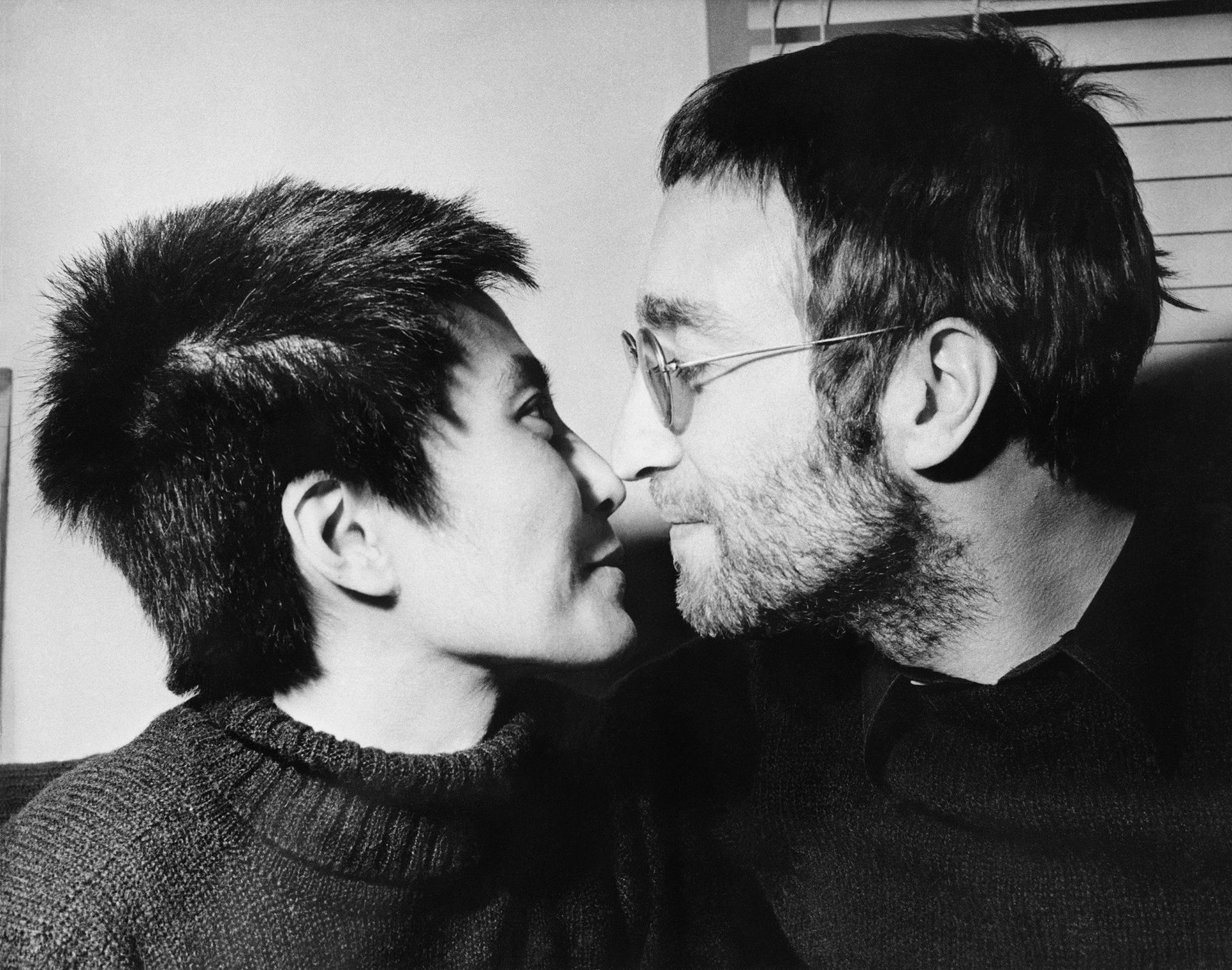 Джон Леннон с женой Йоко Оно во время интервью в Лондоне, 9 февраля 1970 Джон Леннон с женой Йоко Оно во время интервью в Лондоне, 9 февраля 1970 - РИА Новости, 1920, 08.10.2020