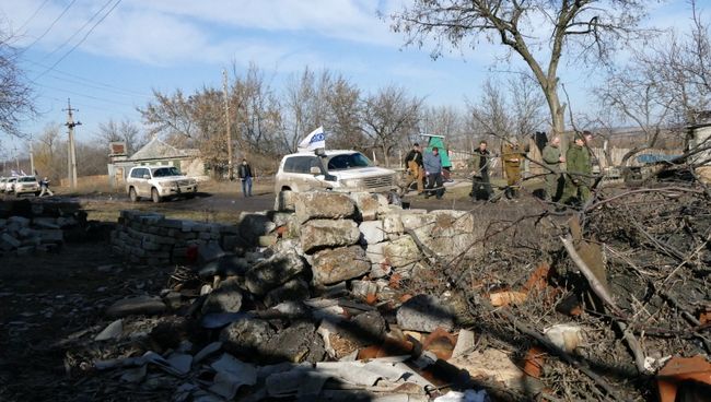 Автомобили ОБСЕ в поселке Зайцево в Донецкой области. Архивное фото Автомобили ОБСЕ в поселке Зайцево в Донецкой области. Архивное фото