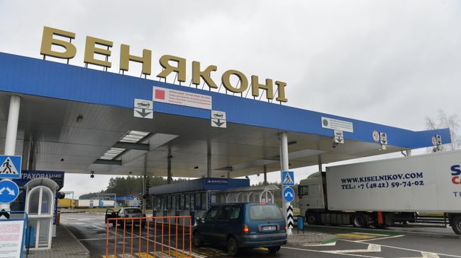 Автомобили на пересечении белорусско-литовской границы в пункте пропуска Бенякони в Гродненской области Белоруссии. Архивное фото Автомобили на пересечении белорусско-литовской границы в пункте пропуска Бенякони в Гродненской области Белоруссии. Архивное фото